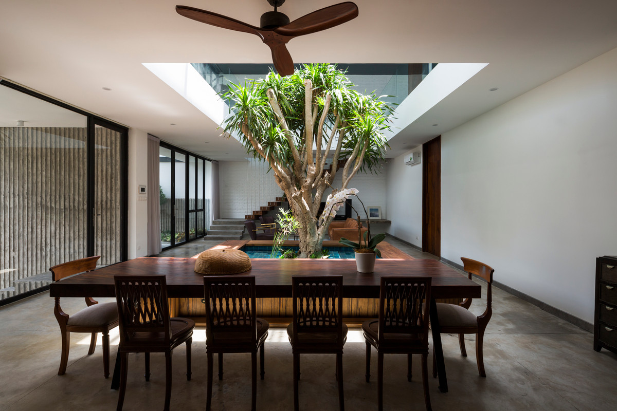 Bạn có thể kết hợp sân trong với giếng trời để tạo một sân vườn nho nhỏ và bắt mắt ngay trung tâm ngôi nhà. Ảnh: Anthuanphuoc.