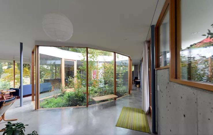 Sân trong là gợi ý hoàn hảo cho những ngôi nhà bố trí nhiều phòng chức năng trong một tầng, đặc biệt là kiểu nhà trệt. Ảnh: Homify.