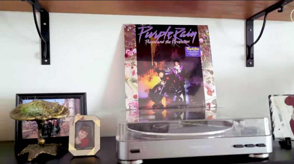 Và kết quả thật bất ngờ: Một căn hộ với không gian được cơi nới rộng rãi, tươi sáng hơn rất nhiều so với căn hộ cũ đã lộ diện. Ảnh: R29static.