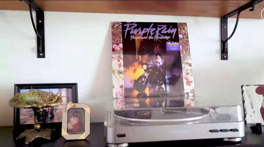 Và kết quả thật bất ngờ: Một căn hộ với không gian được cơi nới rộng rãi, tươi sáng hơn rất nhiều so với căn hộ cũ đã lộ diện. Ảnh: R29static.