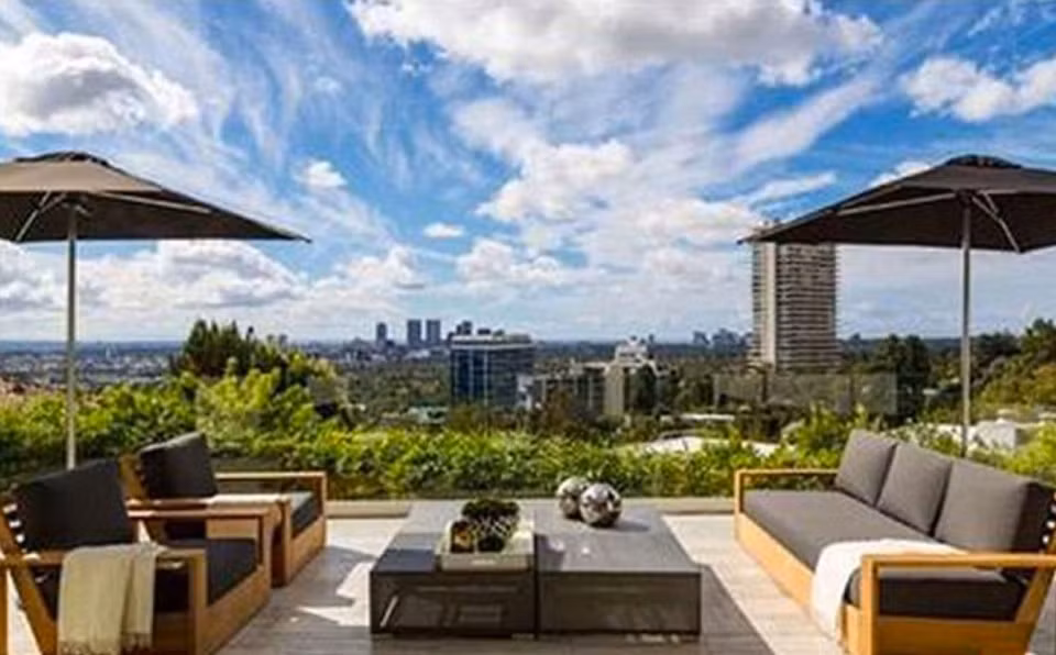 Được mô tả là một nơi hoàn hảo để sống theo phong cách miền Nam California. Ngôi nhà này có không gian ngoài trời lý tưởng.