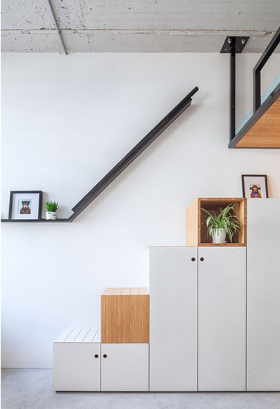 Những chậu cây nhỏ xinh đem lại mảng xanh cho căn hộ nhỏ.