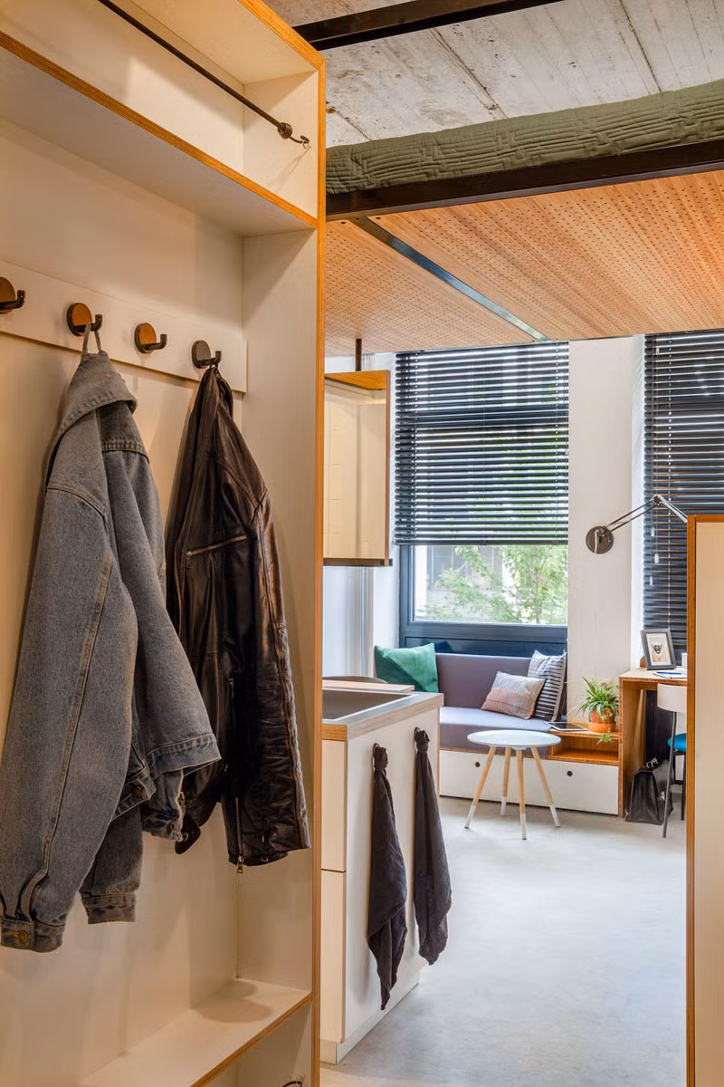 Khu nhà ở được cải tạo từ một tòa nhà văn phòng cũ. Thách thức đặt ra cho các kiến trúc sư của hãng Standard Studio là làm sao có thể “biến” một không gian chỉ rộng 18m2 thành một căn hộ hoàn chỉnh, đầy đủ cho các sinh viên.