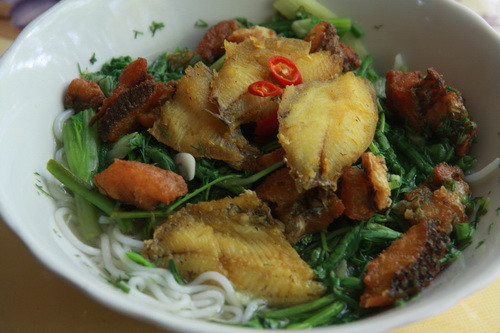 Chỉ sau vài công đoạn ngắn gọn, các chủ cửa hàng đã hô biến những con cá ươn, bốc mùi ngoài chợ đầu mối thàng những miếng cá thơm ngon trong các bát bún cá nóng hổi khiến những "thượng đế" tấm tắc khen ngon mà không hề biết đằng sau đó là một quá trình làm siêu bẩn. Ảnh minh họa.