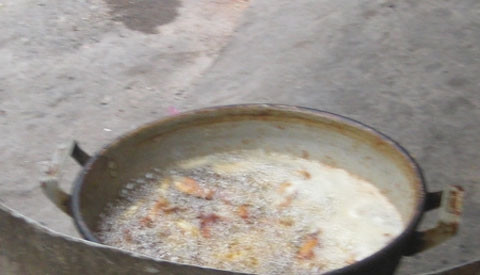 Tiếp đến là công đoạn chiên giòn cá. Những miếng thịt cá ươn thối sau khi được chiên lên sẽ thơm ngon không kém. Nhưng điều đáng sợ hơn nữa là dầu chiên cá cũng được người bán hàng dùng đi dùng lại nhiều lần cho đến khi dầu đen ngòm. Ảnh minh họa.