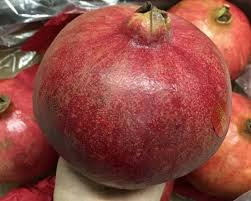 Các siêu thị và cửa hàng chuyên doanh trái cây nhập khẩu ở TP HCM đang bán khá chạy loại lựu khổng lồ nhập khẩu từ Ấn Độ, Nam Phi, Peru, trọng lượng quả từ 0,5 – 0,8kg/quả. Ảnh: Người đưa tin.