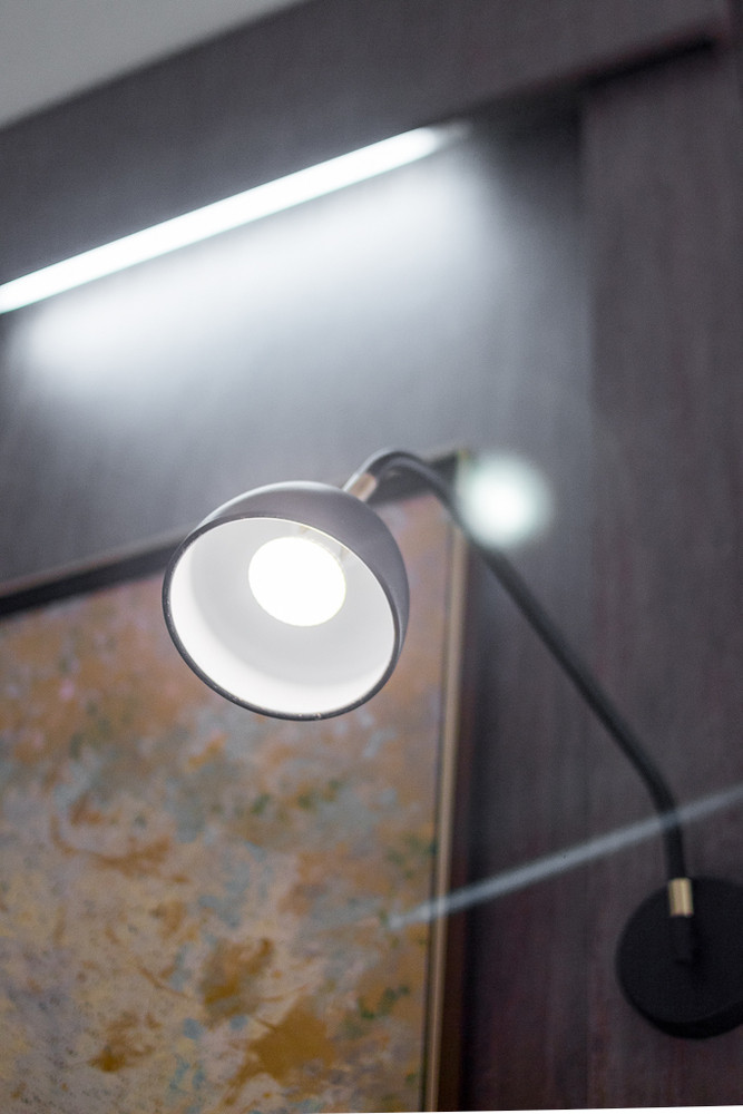 Những tấm gương được lắp đặt dường như là thủ thuật khiến không gian ngôi nhà rộng gấp đôi.