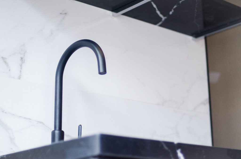 Điều đặc biệt của Tiny House là mọi thứ trong nó đều đáp ứng các tiêu chí về tính bền vững, từ việc tái sử dụng nước thải trong nhà (bao gồm nước từ nhà bếp, nhà tắm...) đến khả năng lắp đặt các tấm pin mặt trời và thậm chí cả vật liệu cách nhiệt. Ảnh: Cortesfa de Sumatoria.