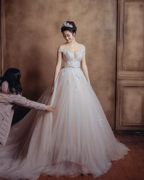 Trước khi tổ chức lễ cưới, Thu Ngân và chồng đại gia cũng chia sẻ những bức ảnh cưới mang phong cách lãng mạn tuyệt đẹp. Được biết, bộ váy cưới soiree được Thu Ngân diện trong lễ cưới có giá hàng trăm triệu đồng của nhà thiết kế Phương Linh thiết kế riêng cho Thu Ngân. Ảnh: Depplus.