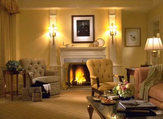 Tại khách sạn Taj thuộc khu vực Boston, Massachusetts, vào mùa lạnh, nếu bạn lựa chọn một căn phòng với lò sưởi thì khách sạn sẽ bố trí một quản gia để giúp bạn lựa chọn gỗ cháy phù hợp nhất.