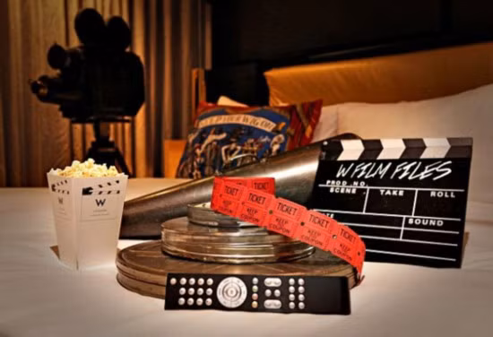 Khi đến London, bạn có thể bị sốc khi bắt gặp khách sạn W tại Quảng trường Leicester, nơi mà bạn có thể truy cập thư viện phim. Thư viện do 4 nhà lãnh đạo ngành công nghiệp phụ trách. Du khách không chỉ nhìn thấy nội dung hiển thị đã được chuẩn bị cẩn thận mà còn có thể hiểu được lý do các chuyên gia điện ảnh lựa chọn nội dung này.