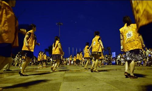 Các hình thức kích cầu bất động sản của Trung Quốc rất phong phú. Hồi tháng 8 vừa qua, một doanh nghiệp tại Đông Hoản còn mời những phụ nữ trung niên nhảy múa tại khu vực quảng trường, những phụ nữ này sẽ mặc đồng phục trên đó có ghi số điện thoại tư vấn bất động sản của công ty.