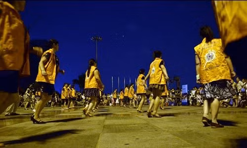 Các hình thức kích cầu bất động sản của Trung Quốc rất phong phú. Hồi tháng 8 vừa qua, một doanh nghiệp tại Đông Hoản còn mời những phụ nữ trung niên nhảy múa tại khu vực quảng trường, những phụ nữ này sẽ mặc đồng phục trên đó có ghi số điện thoại tư vấn bất động sản của công ty.