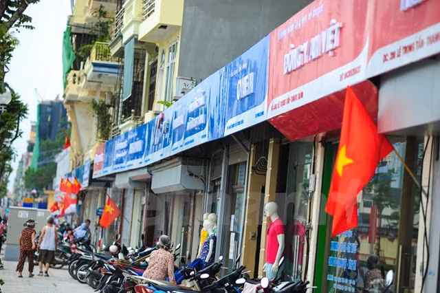 Dong phuc bien quang cao: Qua di thuong va bat hop ly