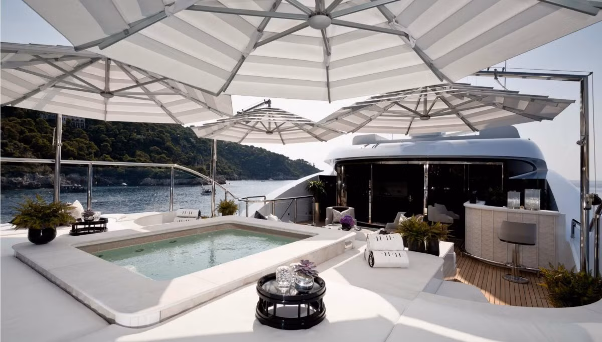 Các tầng trên đi kèm với bể ngâm và rất nhiều phòng để tắm nắng.