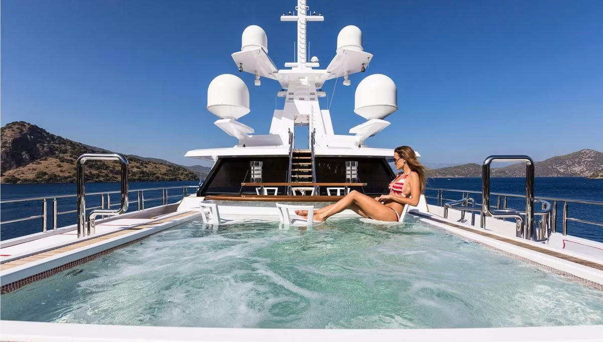 Nó cũng có một hồ bơi vô cực, bể sục, phòng massage và phòng tập thể dục.