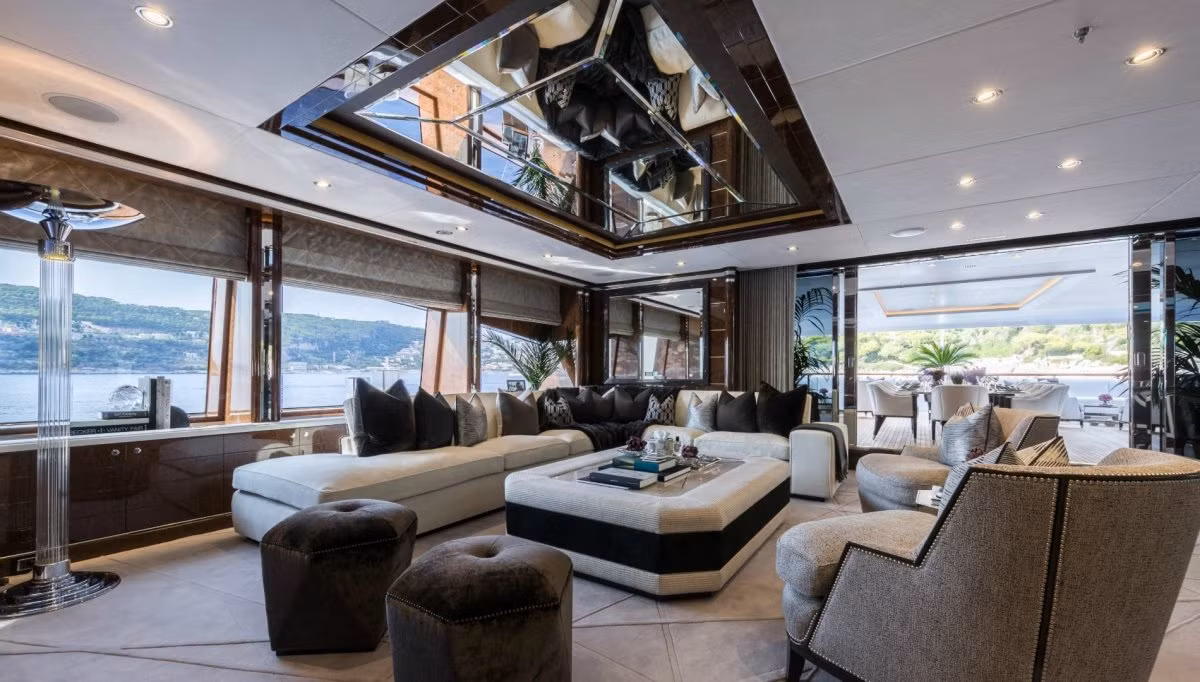 Chiếc du thuyền gây chú ý khi có hai hồ bơi Jacuzzi tuyệt đẹp, những căn phòng ngủ được trang bị giường massage và phòng xông hơi.