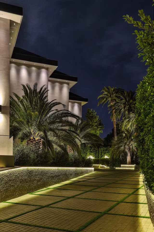 Nó quả đáng giá với đầy đủ không gian vui chơi giải trí như sân bóng rổ, sân tennis, trung tâm thể dục thể thao và quầy bar mát mẻ.