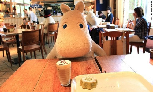 Quán cà phê “chống cô đơn” tại Nhật. Quán café Moomin của Nhật đang ngày càng trở nên nổi tiếng bởi chức năng chống cô đơn của mình. Để giúp các thực khách không còn cảm giác cô đơn khi ngồi ăn một mình, caf phê Moomi đã đặt một người bạn thú bông ngộ nghĩnh bên cạnh họ để bầu bạn.