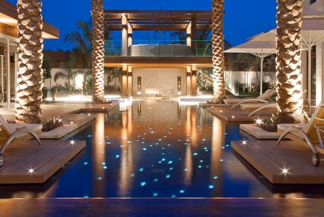 Một căn nhà khác ở Al Barari cũng có 6 phòng ngủ và rộng 24.000 m2 có hồ bơi vô cực, phòng xông hơi, phòng tập thể dục, phòng giải trí, rạp chiếu phim và một phòng để quần áo rộng.