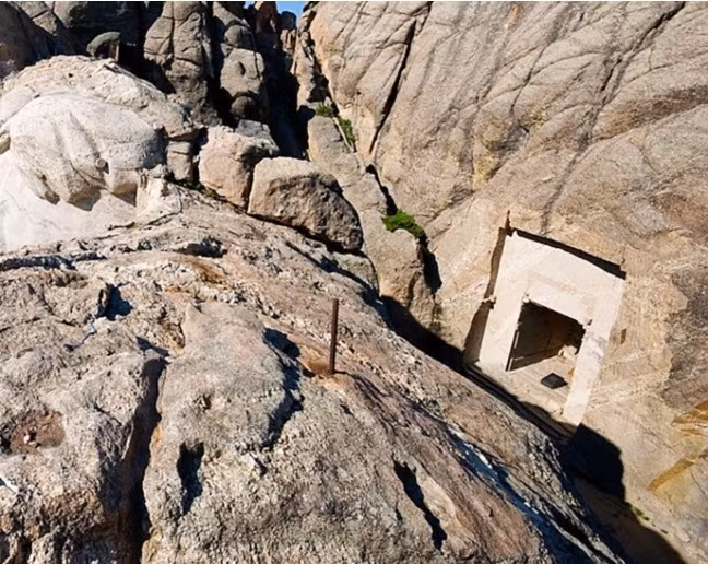 Tuy nhiên sau đó ông qua đời khi kế hoạch chưa hoàn thành. Ông chỉ kịp tạo ra lối vào và một khoảng rộng bên trong lòng ngọn núi mà chưa có một tài liệu nào được chuyển vào.