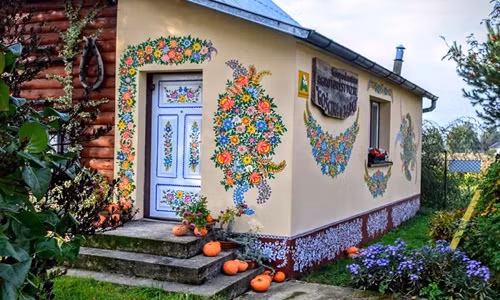 Ở đây dần dần nổi tiếng là một trong những ngôi làng bích họa tranh sơn dầu tuyệt đẹp và là điểm đến thu hút nhiều khách du lịch đến nghỉ dưỡng.