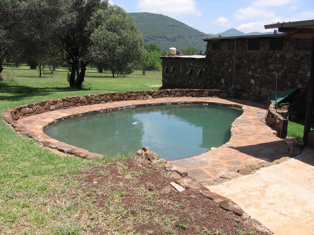 Tới đây, bạn cũng có thể chiêm ngưỡng những tác phẩm nghệ thuật do chính chủ nhân của ngôi nhà sáng tạo nên. Ảnh: bstatic.