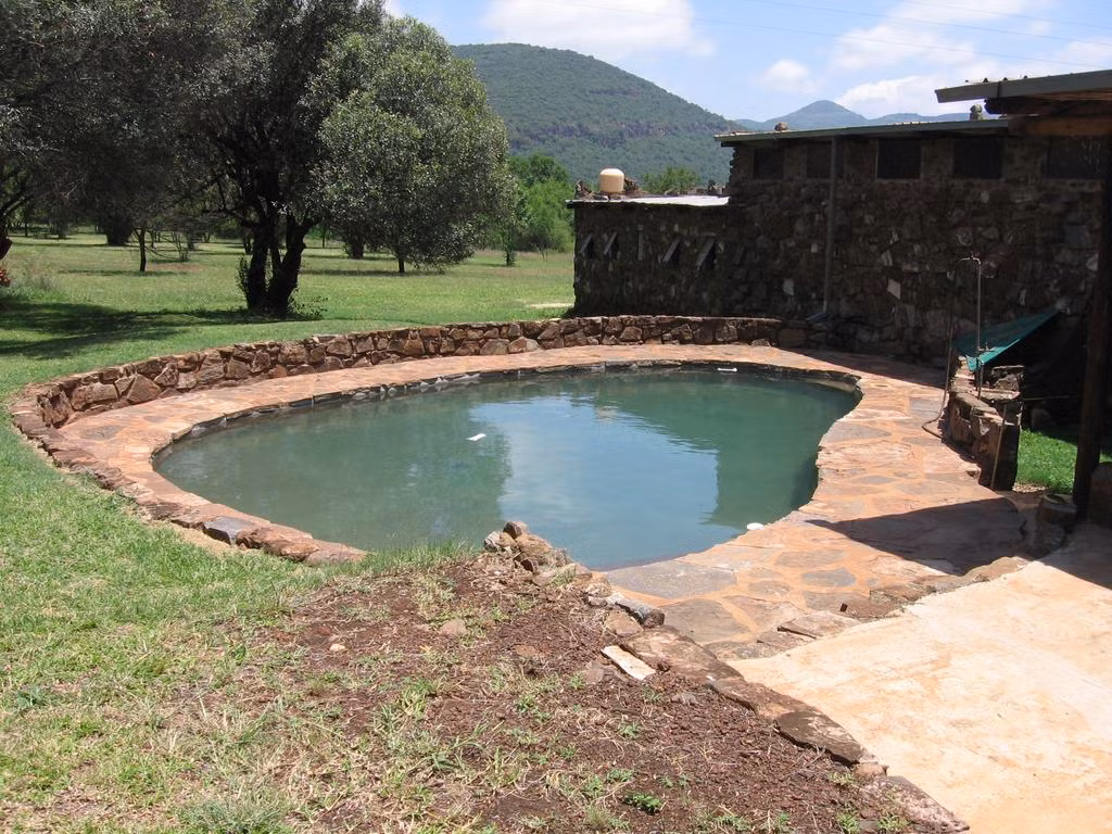 Tới đây, bạn cũng có thể chiêm ngưỡng những tác phẩm nghệ thuật do chính chủ nhân của ngôi nhà sáng tạo nên. Ảnh: bstatic.