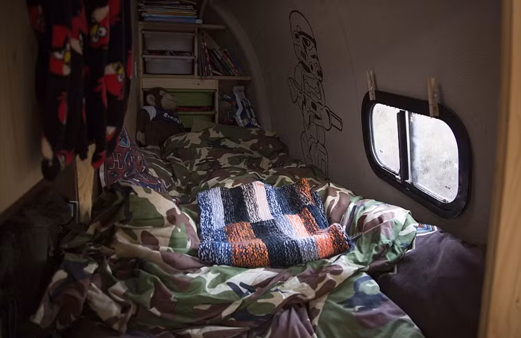 Nguồn tin cho biết, anh Simon White đã dành thời gian sáu tháng để chuyển đổi thuyền cứu sinh thành căn nhà di động trên biển, trong đó có việc lắp đặt hệ thống điện và đường ống nạo vét phía trong. 