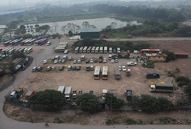 Khu đất chưa được thực hiện dự án đã bị “xẻ thịt” cho thuê làm bãi đỗ xe, nhà xưởng… Ảnh: VOV.