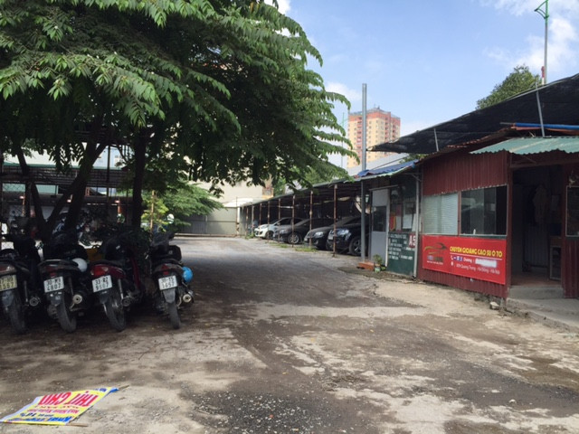 Khu nhà ở Văn Khê này, ngoài phần đất rộng lớn bị bỏ hoang thì 1 phần diện tích được chủ đầu tư tận dụng biến thành bãi đỗ xe tĩnh với sức chứa lên đến cả vài trăm ô tô và những bãi trông giữ xe. Ảnh: Reastime.