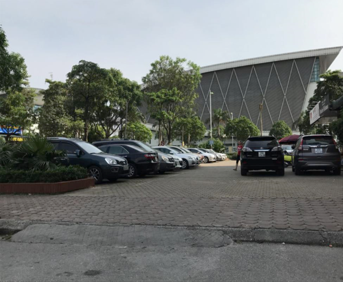 Ngoài những dự án kể trên, các đại biểu HĐND TP Hà Nội còn vạch mặt điểm tên nhiều dự án khác vừa chậm tiến độ, vừa sai mục đích sử dụng như: Dự án Làng Việt cổ Hoài Đức ở La Phù (huyện Hoài Đức) rộng 23,4 ha; Dự án ở số 201 Trường Chinh (quận Đống Đa) chậm 9 năm; Dự án khu đô thị Mỹ Đình 2 rộng 246.000 m2, chậm 16 năm… Ảnh: Pháp luật VN.