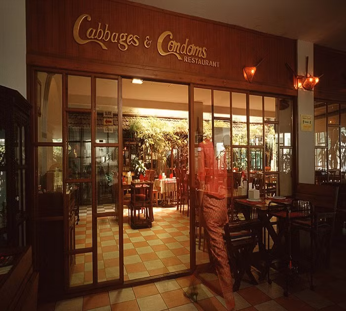 Nhà hàng cải bắp và bao cao su: Nhà hàng được thành lâp bởi quan chức chính trị Mechai viravaidya, Thái Lan. Ý định của nó là giải quyết các vấn đề xã hội như y tế công cộng phổ thông và phòng chống AIDS. Tôn chỉ của nhà hàng là “thực phẩm của chúng tôi sẽ không làm cho bạn mang thai”. Nhà hàng cung cấp một món ăn truyền thống của Thái Lan, phía trước cửa còn dựng một ông già Noel được làm từ bao cao su và hình tượng Captain America làm từ thuốc tránh thai. Khách hàng được khuyến khích nhận bao cao su sau khi ăn tối tại nhà hàng hoặc đăng ký nhận tờ rơi phòng chống AIDS.