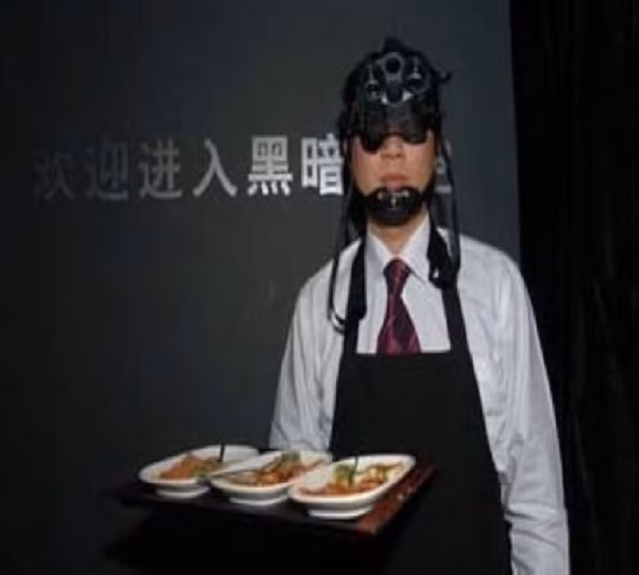 Nhà hàng bóng đêm: Được chính thức mở cửa ngày 23/12/2006 ở Bắc Kinh, Trung Quốc. Nội thất của nhà hàng được trang trí toàn mầu tối. Khách tới cửa nhà hàng là được hai phục vụ bàn đeo kính mắt lồi màu đen đưa vào phòng ăn tối như mực. Khách tới đây không được phép mang theo máy ảnh, điện thoại thậm chí cả đồng hồ dạ quang để đảm bảo khu vực này lúc nào cũng tối đen như mực và thực khách sẽ thưởng thức món ăn trong bóng tối.