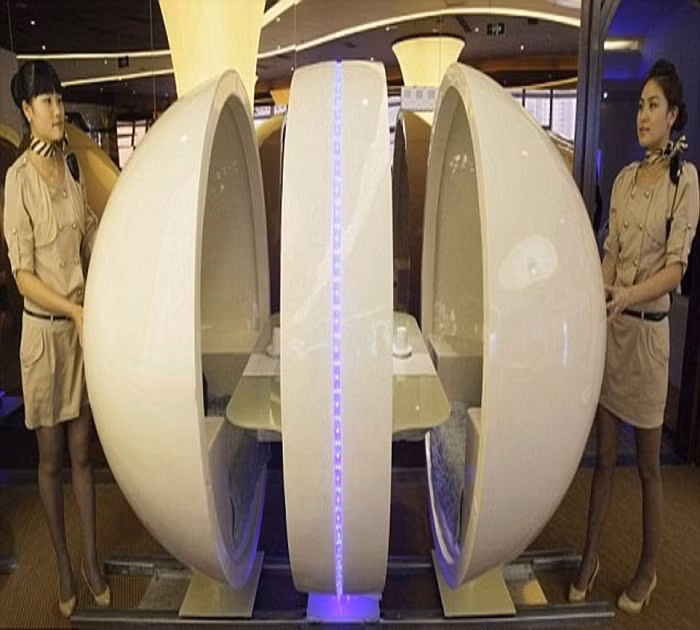 Nhà hàng hàng không A380: Nhà hành A380 nằm trong chuỗi nhà hàng theo chủ đề hàng không tại Đài Loan. Bên trong nhà hàng độc dị này có tất cả các yếu tố của máy bay, bao gồm chỗ ngồi, dây an toàn và máy hình elip và cửa sổ. Ngay cả nhân viên phục vụ cũng ăn mặc quần áo cô tiếp viên và sử dụng xe đẩy kim loại cung cấp một loạt các món ăn phương Tây cho khách. Các nhân viên nhà hàng đều được đào tạo qua lớp tiếp viên hàng không thực sự.