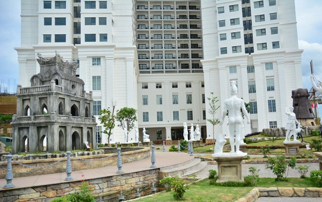 Những người công nhân này cho hay, không biết khi nào dự án này mới tiếp tục được thi công cũng như không biết khi nào 600 triệu đồng tiền lương của hơn 100 công nhân mới được thanh toán. Mới đây, nhà thầu dự án này đã lên tiếng thừa nhận mọi trách nhiệm trong lùm xùm nợ lương nói trên. Ảnh: VTC.