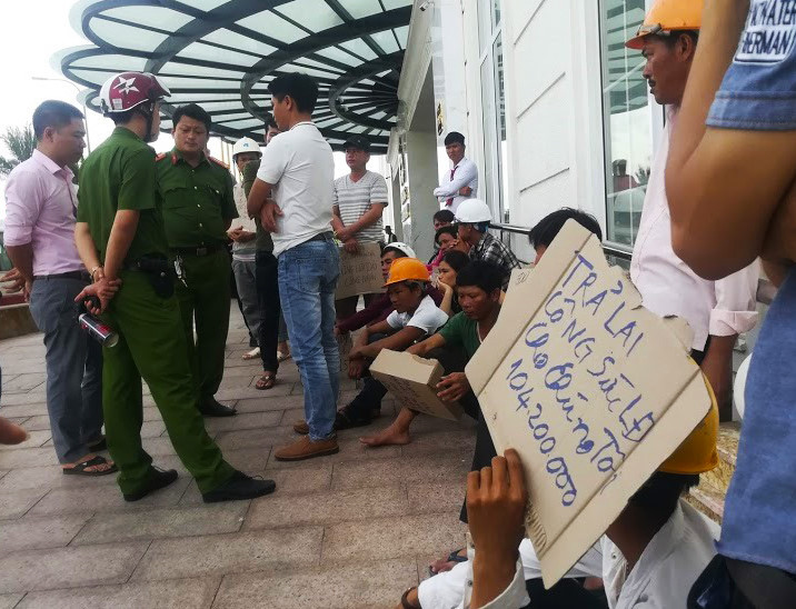 Đại diện nhà thầu này lý giải: “Khi xây dựng công trình, chúng tôi ký hợp đồng với người đứng đầu tổ, riêng việc quản lý công nhân là do họ. Đến hiện tại những tổ này vẫn chưa gửi biên bản nghiệm thu, hoàn thành khối lượng, bảng đối chiếu cho chúng tôi mà chỉ có bảng xác nhận hiện trường với nhau thì làm sao nhà thầu có thể trả tiền cho họ”. Ảnh: Minh Ngọc.