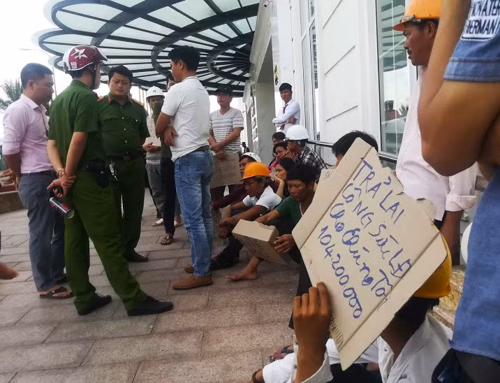 Đại diện nhà thầu này lý giải: “Khi xây dựng công trình, chúng tôi ký hợp đồng với người đứng đầu tổ, riêng việc quản lý công nhân là do họ. Đến hiện tại những tổ này vẫn chưa gửi biên bản nghiệm thu, hoàn thành khối lượng, bảng đối chiếu cho chúng tôi mà chỉ có bảng xác nhận hiện trường với nhau thì làm sao nhà thầu có thể trả tiền cho họ”. Ảnh: Minh Ngọc.