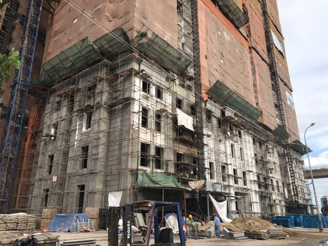 Những người công nhân này cho biết, họ thực hiện thi công công trình Trung tâm thương mại Hòa Bình Green với sự chỉ đạo của nhà thầu là Công ty CP xây dựng thương mại Sao Tháng Tám từ tháng 10/2017. Ảnh: Internet.