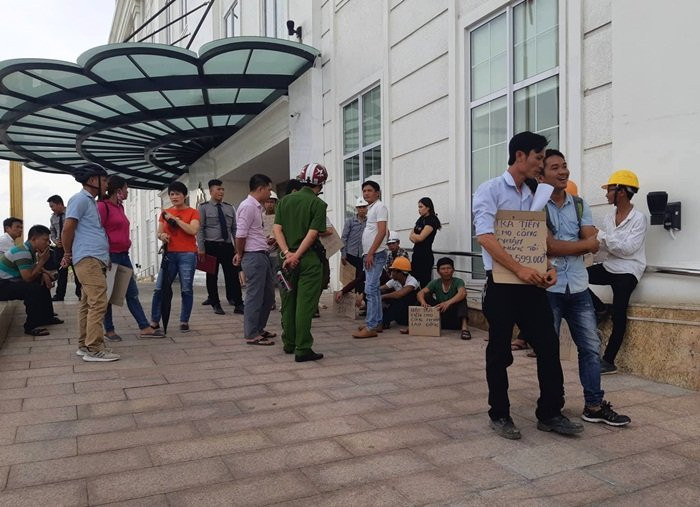 Điều đáng quan tâm là ngày 16/8, hàng trăm công nhân đang thực hiện công trình này bất ngờ tập trung tại sảnh tòa cao ốc của Hòa Bình Green Đà Nẵng để đòi lương. Ảnh: Đà Nẵng 24h.