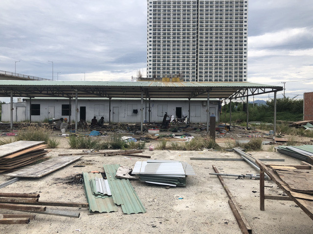 Những lán nhà cho công nhân ở tại công trình cũng đã bị dỡ bỏ. Ảnh: Cafebiz.