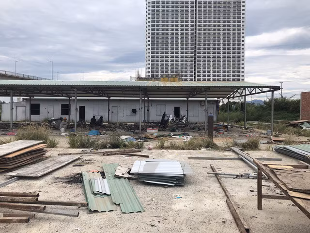 Những lán nhà cho công nhân ở tại công trình cũng đã bị dỡ bỏ. Ảnh: Cafebiz.