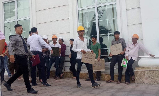 Nhưng từ tháng 3 tới nay, 6 tổ thợ thi công công trình này chưa được nhận lương. Công ty CP Xây dựng thương mại Sao Tháng Tám lần lữa việc trả lương trong 5 tháng qua khiến cuộc sống của họ điêu đứng. Ảnh: NLĐ.