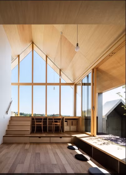 Chỉ khi bước vào đến bên trong ngôi nhà, bạn mới cảm nhận được sự độc đáo và rộng thoáng đến không ngờ nhờ sự bài trí nội thất tối giản của chủ nhà. Ảnh: Archdaily.