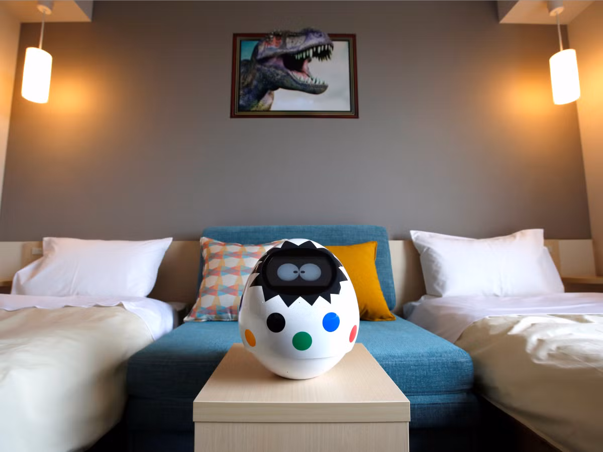 Một số phòng sẽ có quả trúng đầy màu sắc như thế này có nhiệm vụ kiểm soát nhiệt độ phòng và thay đổi các kênh trên TV giúp khách.