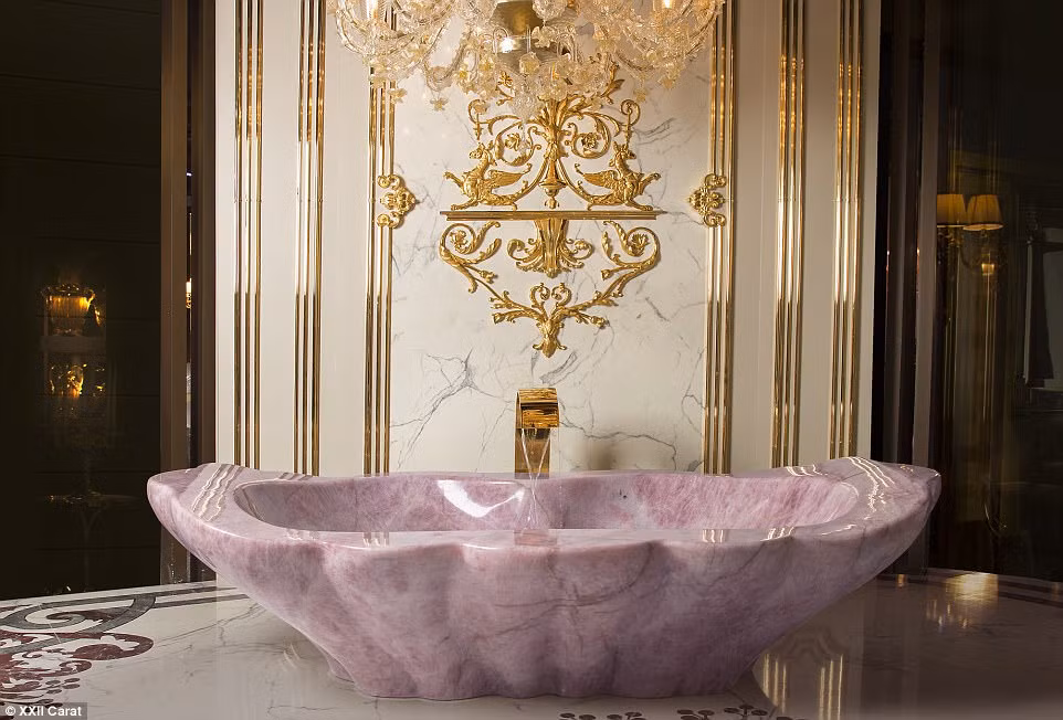 Bồn tắm màu hồng phấn tuyệt đẹp.