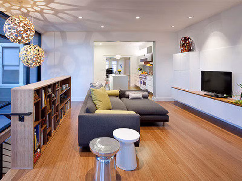 Không chỉ được dùng làm phòng ngủ hay phòng làm việc, với những ngôi nhà có diện tích lớn có thể thiết kế gác lửng để trở thành phòng sinh hoạt chung của gia đình. Ảnh: Angcovat.