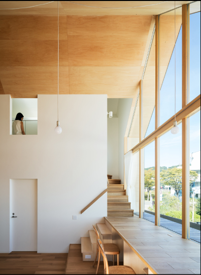 Sàn nhà vốn là lối đi được tận dụng để làm bàn làm việc hay chỗ ngồi đọc sách. Ảnh: Archdaily.