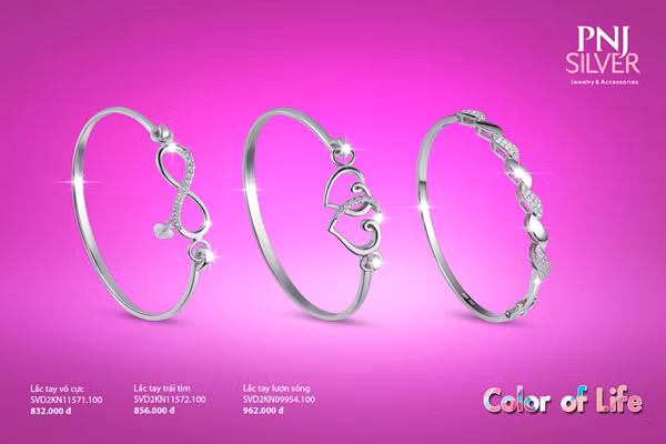 Thương hiệu trang sức PNJ khuyến mại mua 1 tặng 1 trên toàn hệ thống và Shopping Online. Với mỗi hóa đơn mua sản phẩm từ 500.000 đồng, khách hàng sẽ nhận được phiếu ưu đãi 100.000 đồng hoặc vé xem film Lotte Cinema. Đồng thời, PNJSilver áp dụng chương trình bán hàng ưu đãi lên đến 10% khi khách hàng mua bộ 3 sản phẩm.