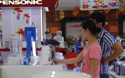 Các sản phẩm điện máy cũng đồng loạt hạ giá chào mừng ngày 8/3. Siêu thị điện máy Media Mart tung ra chương trình khuyến mãi lớn nhân dịp sinh nhật 8 năm tuổi của siêu thị và lễ Quốc tế Phụ nữ 8/3.